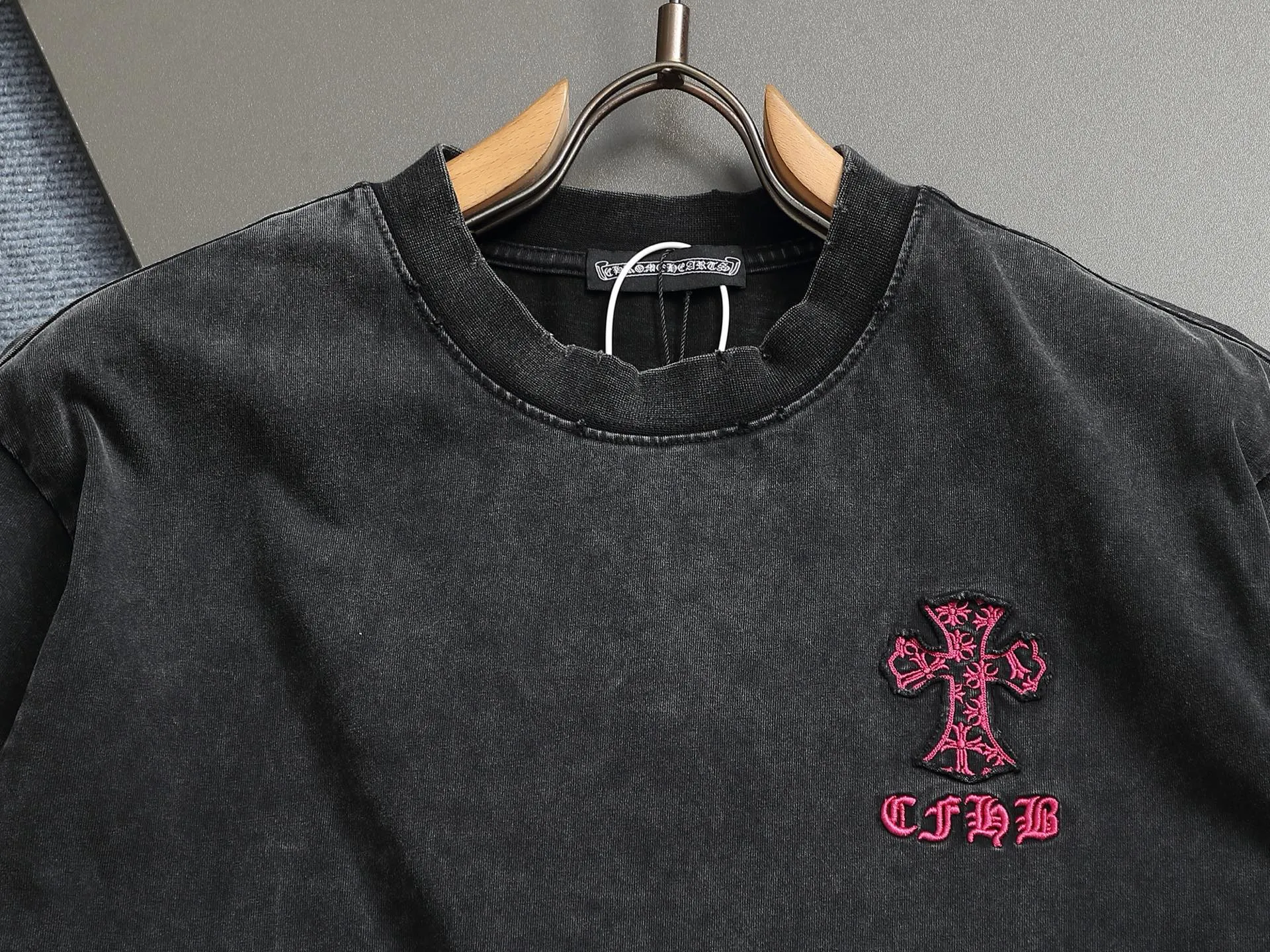 🅿️230 𝗖𝗵𝗿𝗼𝗺𝗲 𝗛𝗲𝗮𝗿𝘁𝘀/Cro Heart 2025 Cross Patch Embroidery Summer New Original Counter American Acid Washed Old Laser Burnt Patch Embroidery Couple Casual Short Sleeve T-shirt 👑The highest version! Customized fabric 300g double yarn! American acid-washed and distressed original fabric laser burnt ✟appliqué embroidery and exquisite embroidery of letters! The best-selling model at the counter. It is very comfortable to wear. It is low-key yet luxurious. It is very classy when worn. The large version and tailoring are needless to say. The upper body is exquisite and vivid👍High-end first-class materials. A truly palace-level product. The cotton from Turkey is of outstanding quality. After heavy washing, the clothes are very soft! Not picky, the upper body is absolutely stylish and extremely luxurious. Auxiliary materials: The original model has been authenticated and labeled ➕100% silk washed with water label. Genuine purchase-grade original hangtag➕matching hanging rope➕3D hanging beads➕original packaging bag. Craftsmanship: The original version has consistent wiring! The highest version of the armhole matching technique! Countless times of pattern making to 100% restore the original appearance! The correct version is the same for men and women, super eye-catching, super good-looking, and super atmospheric! Color: White Black Size: S-XL